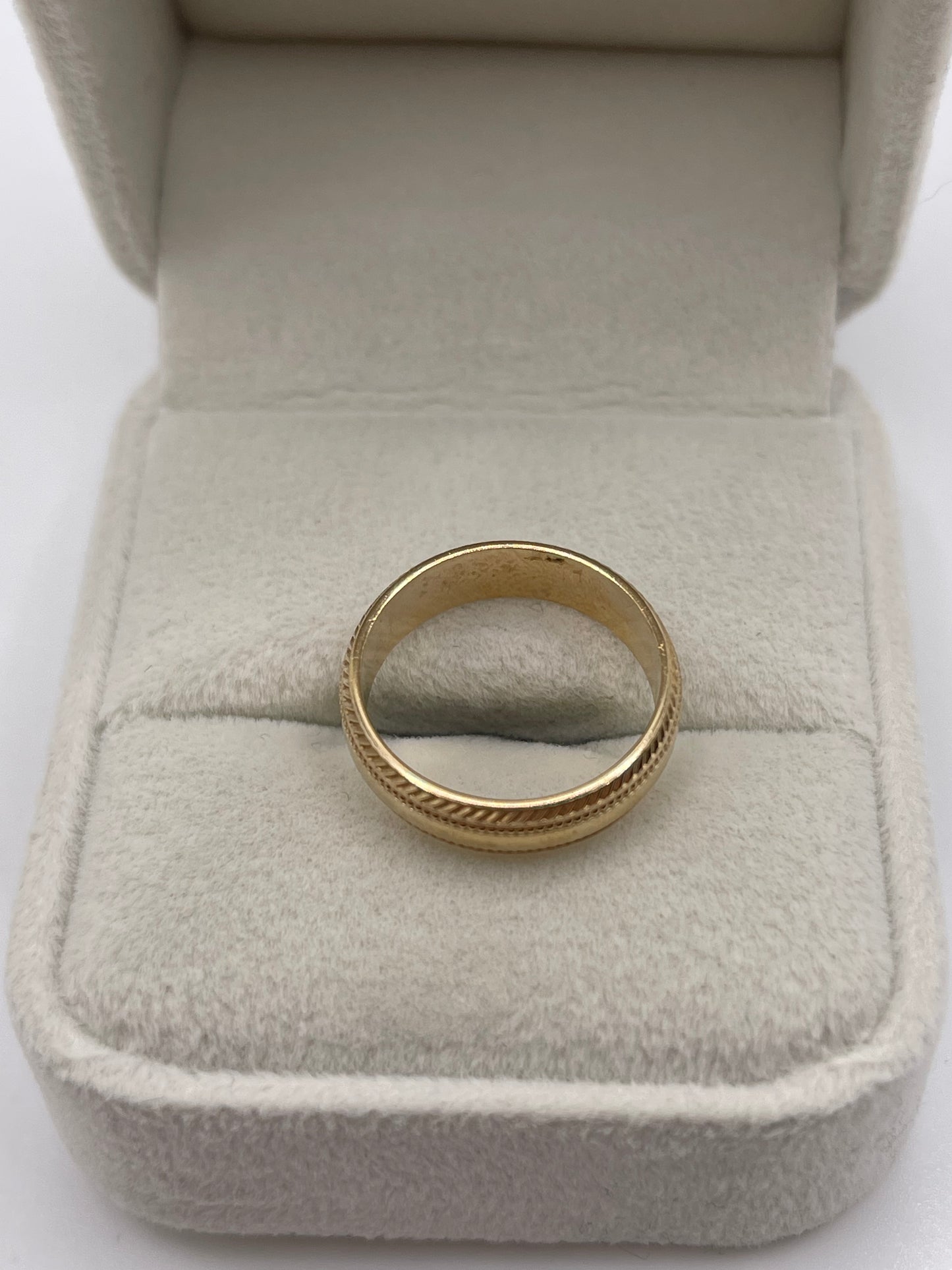 9ct gold patterned band