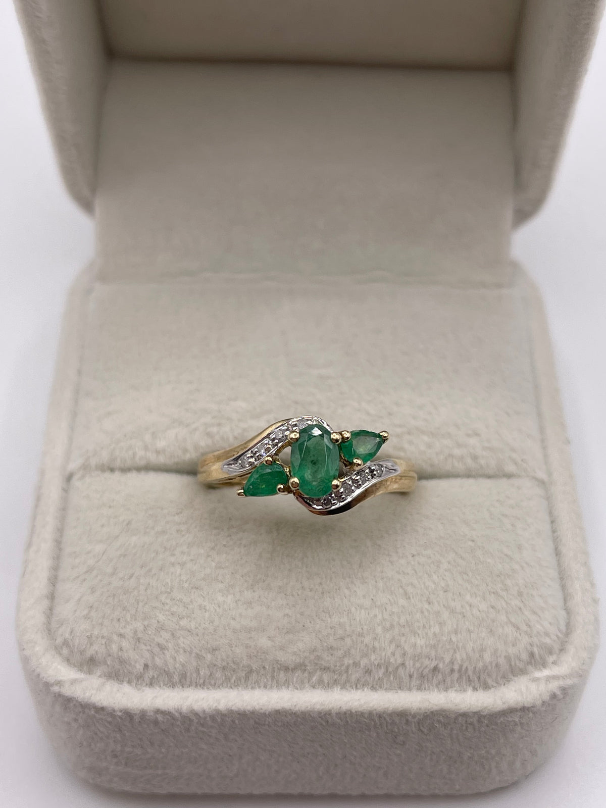 9ct gold emerald and diamond ring