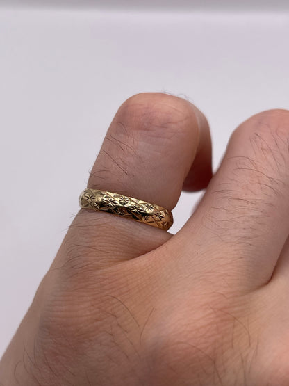 9ct gold patterned band