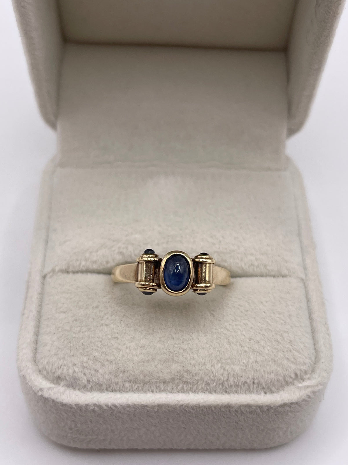 9ct gold cabochon sapphire ring