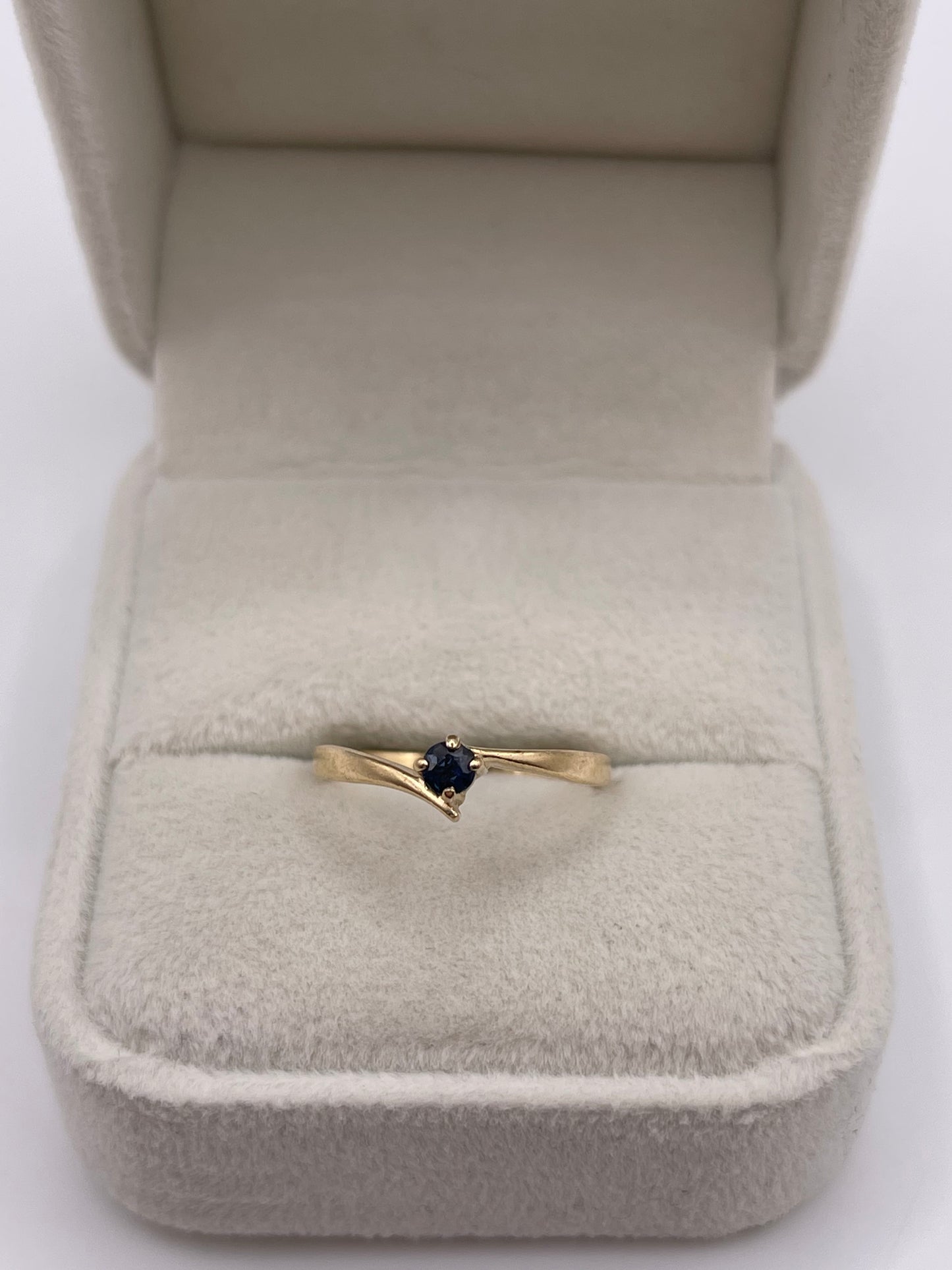 9ct gold sapphire ring
