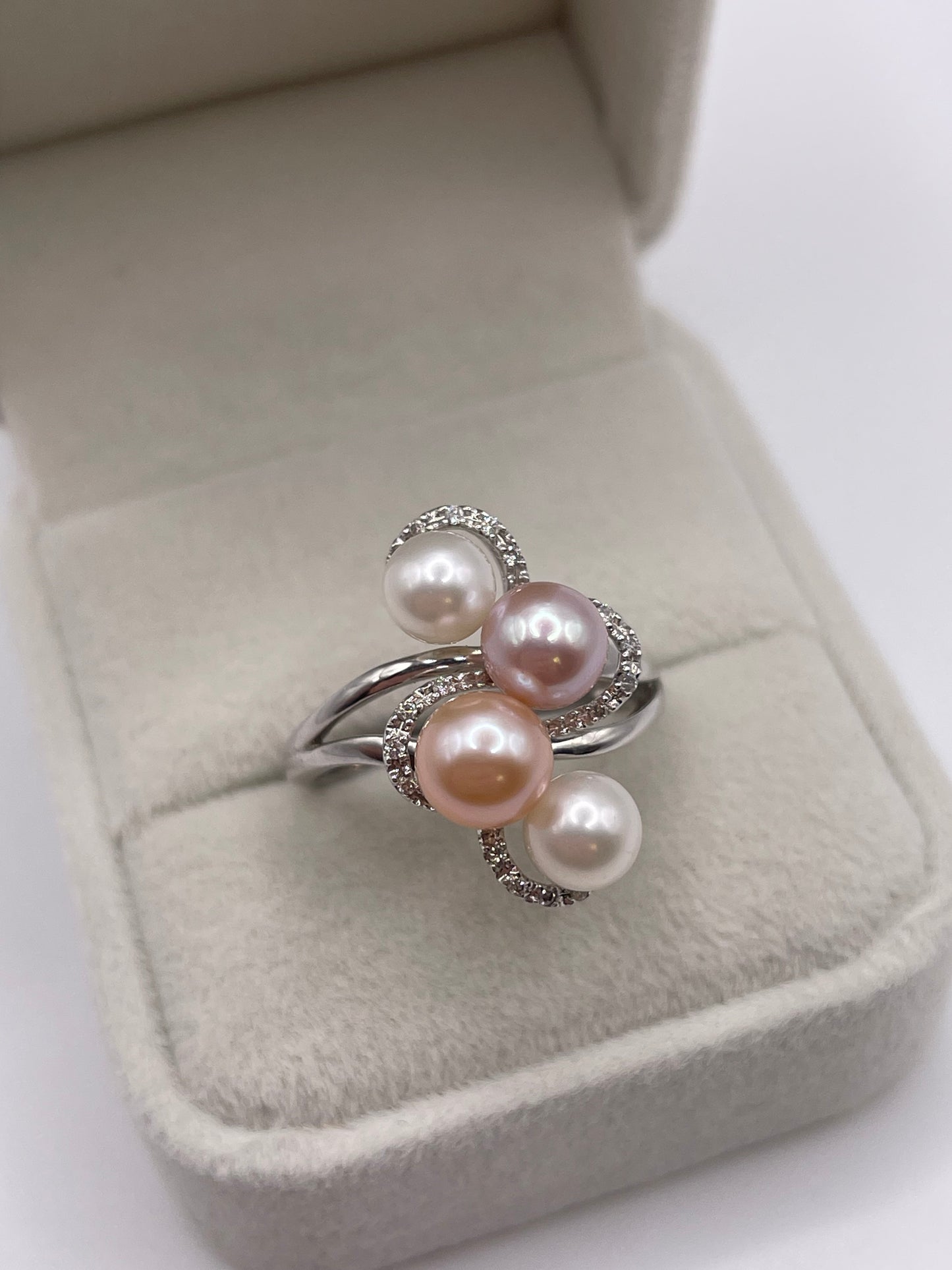 9ct white gold pearl and diamond ring