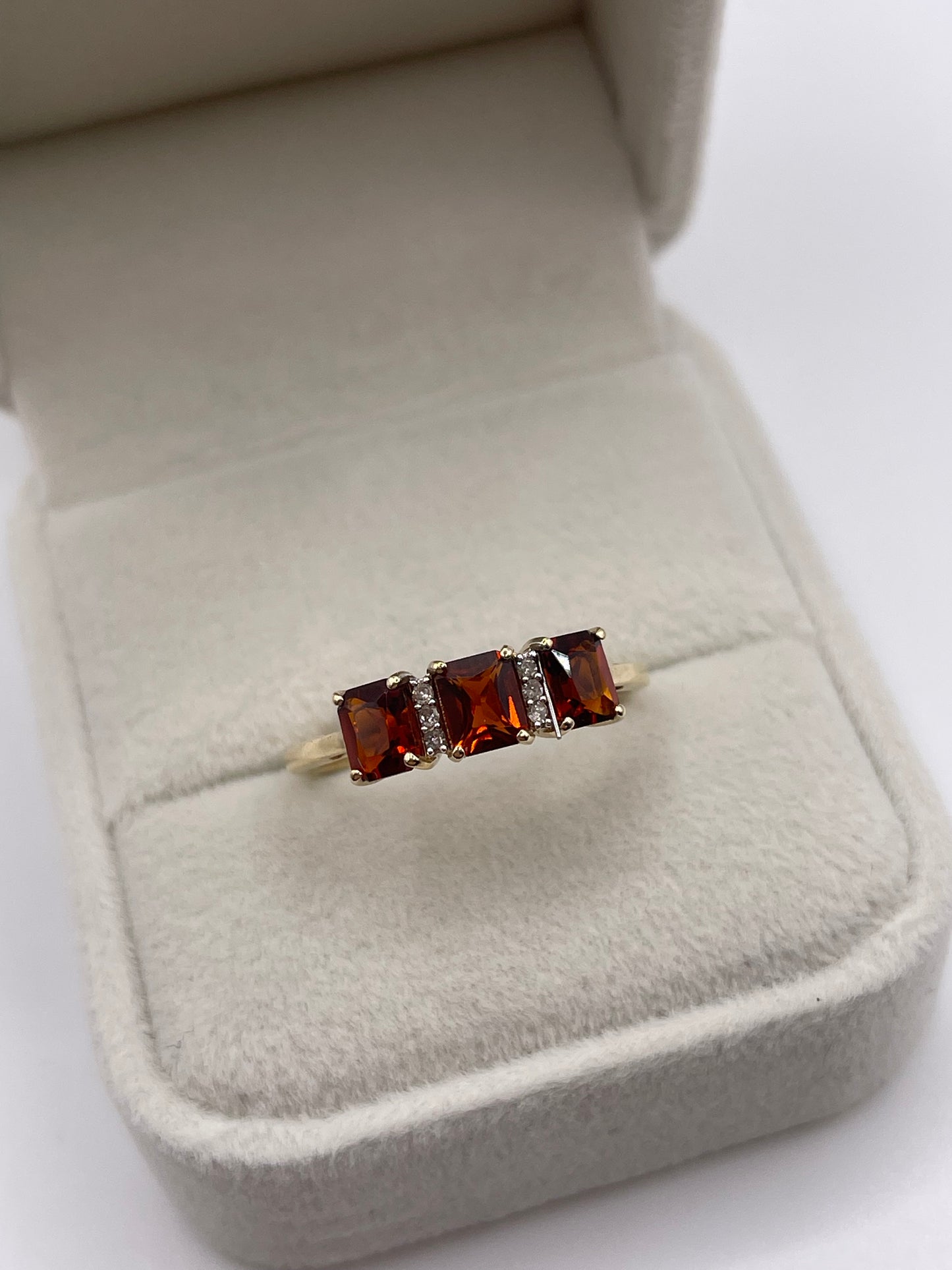 9ct gold garnet and diamond ring