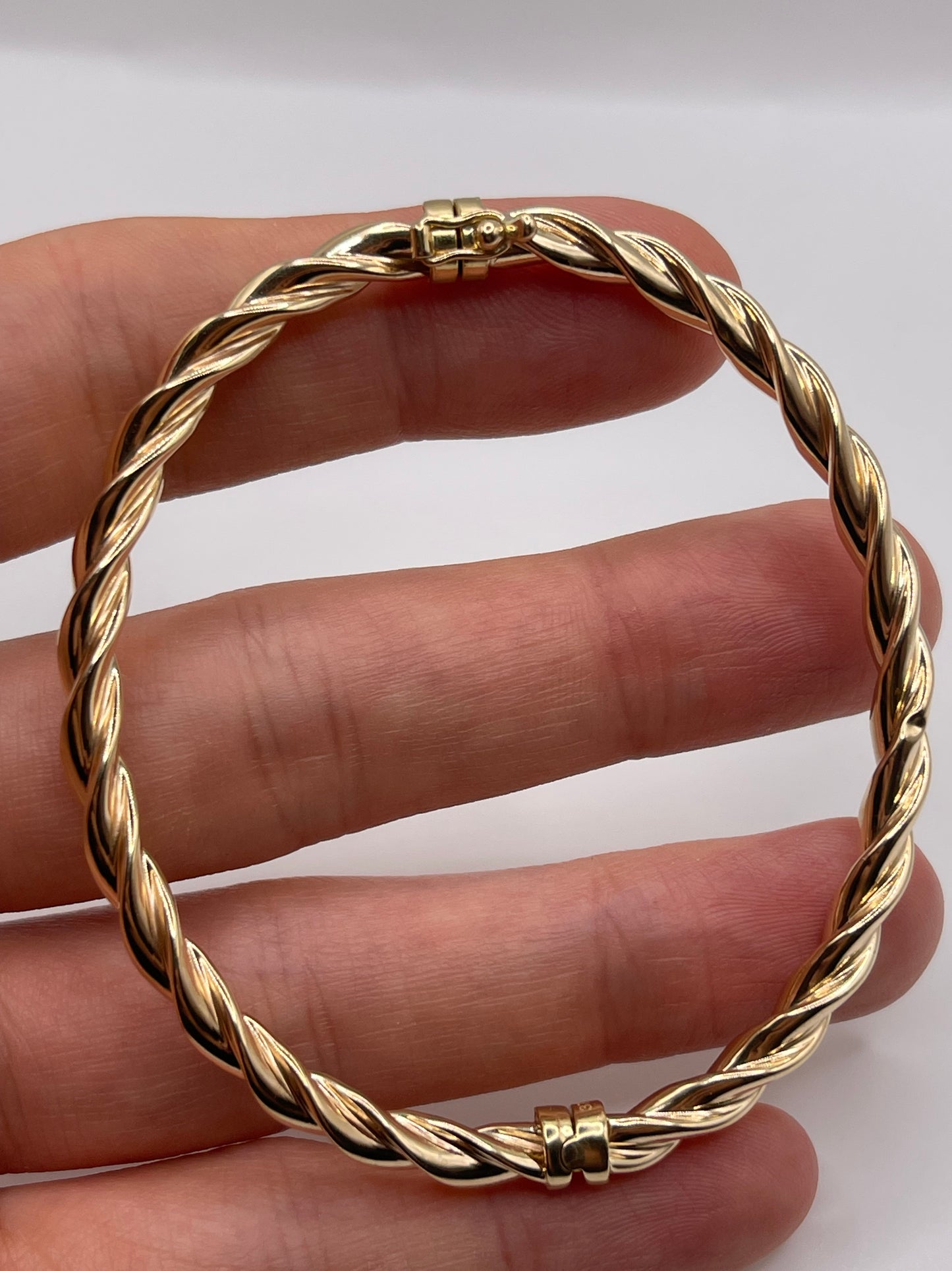 9ct gold bangle