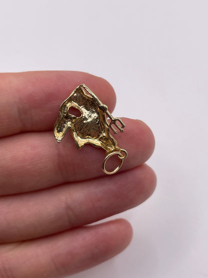 9ct gold Aquarius pendant
