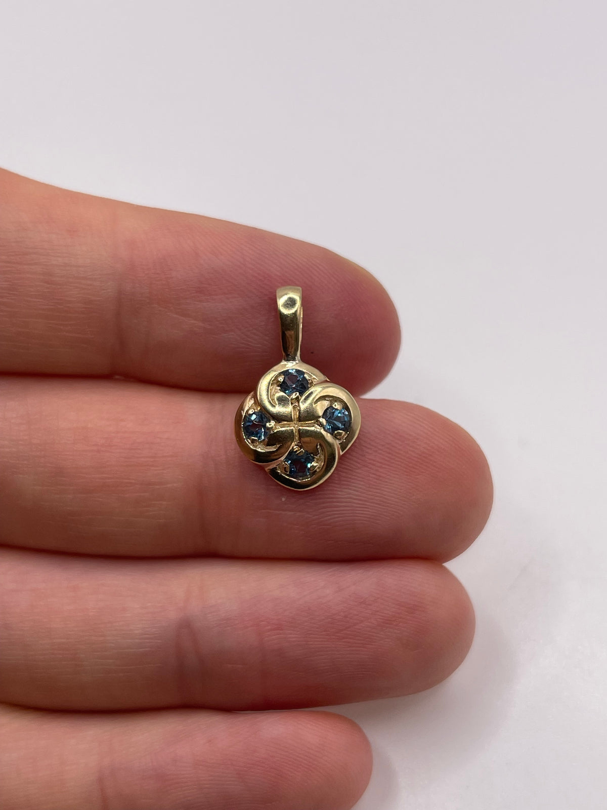 9ct gold topaz pendant
