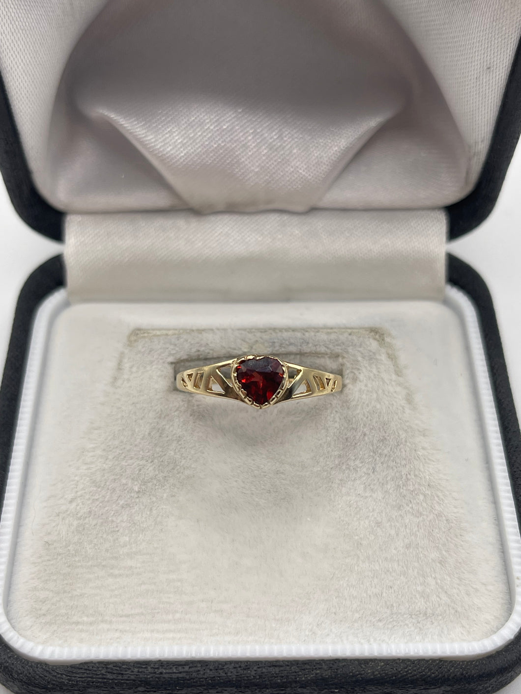 9ct gold garnet heart ring