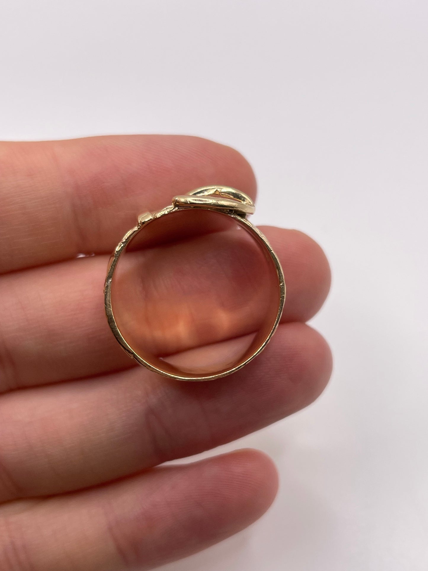 Heavy 9ct gold engraved buckle ring