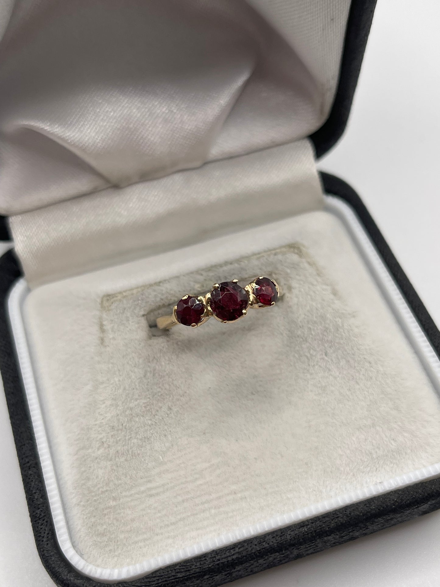 9ct gold garnet ring