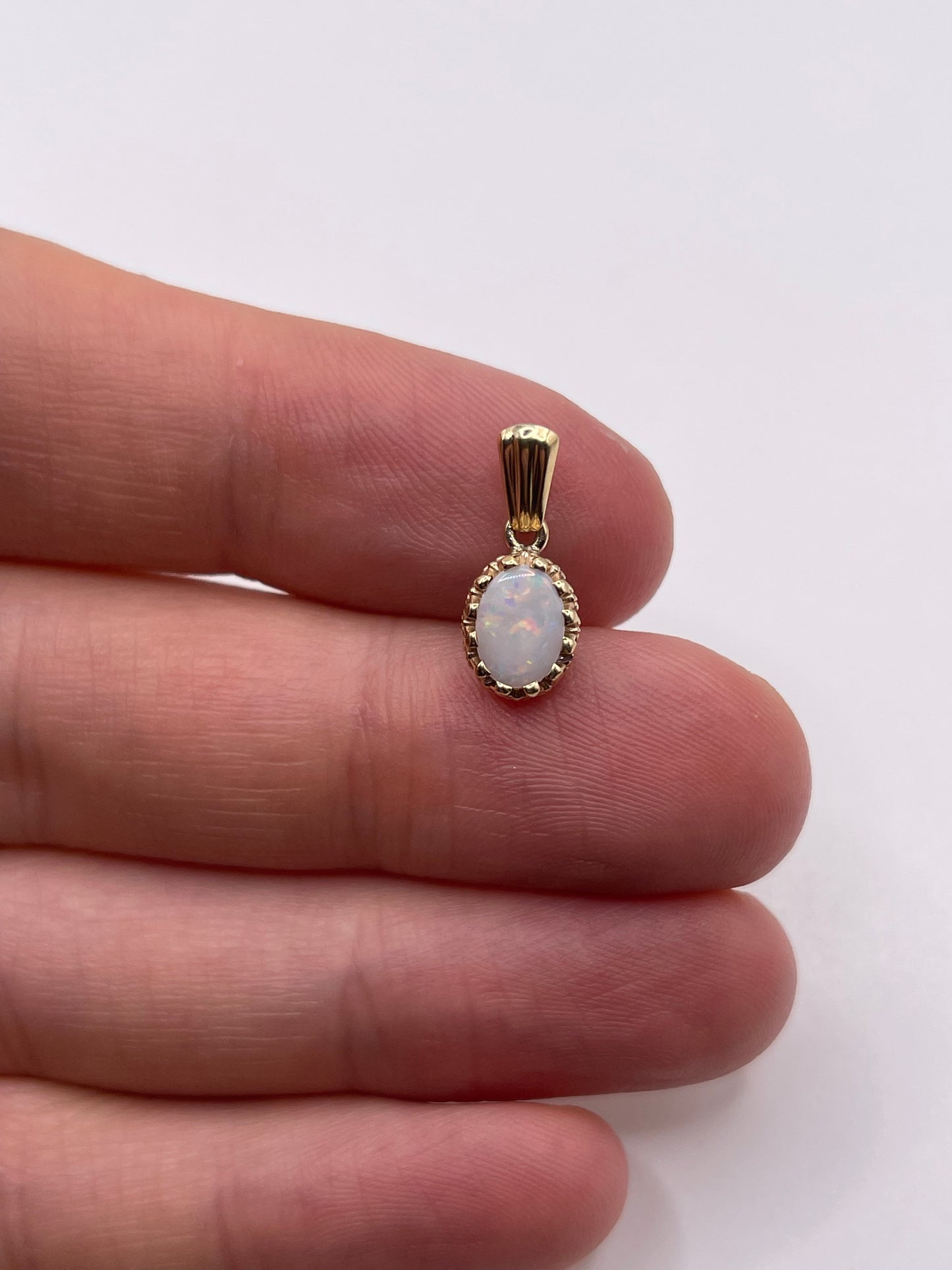 9ct gold opal pendant