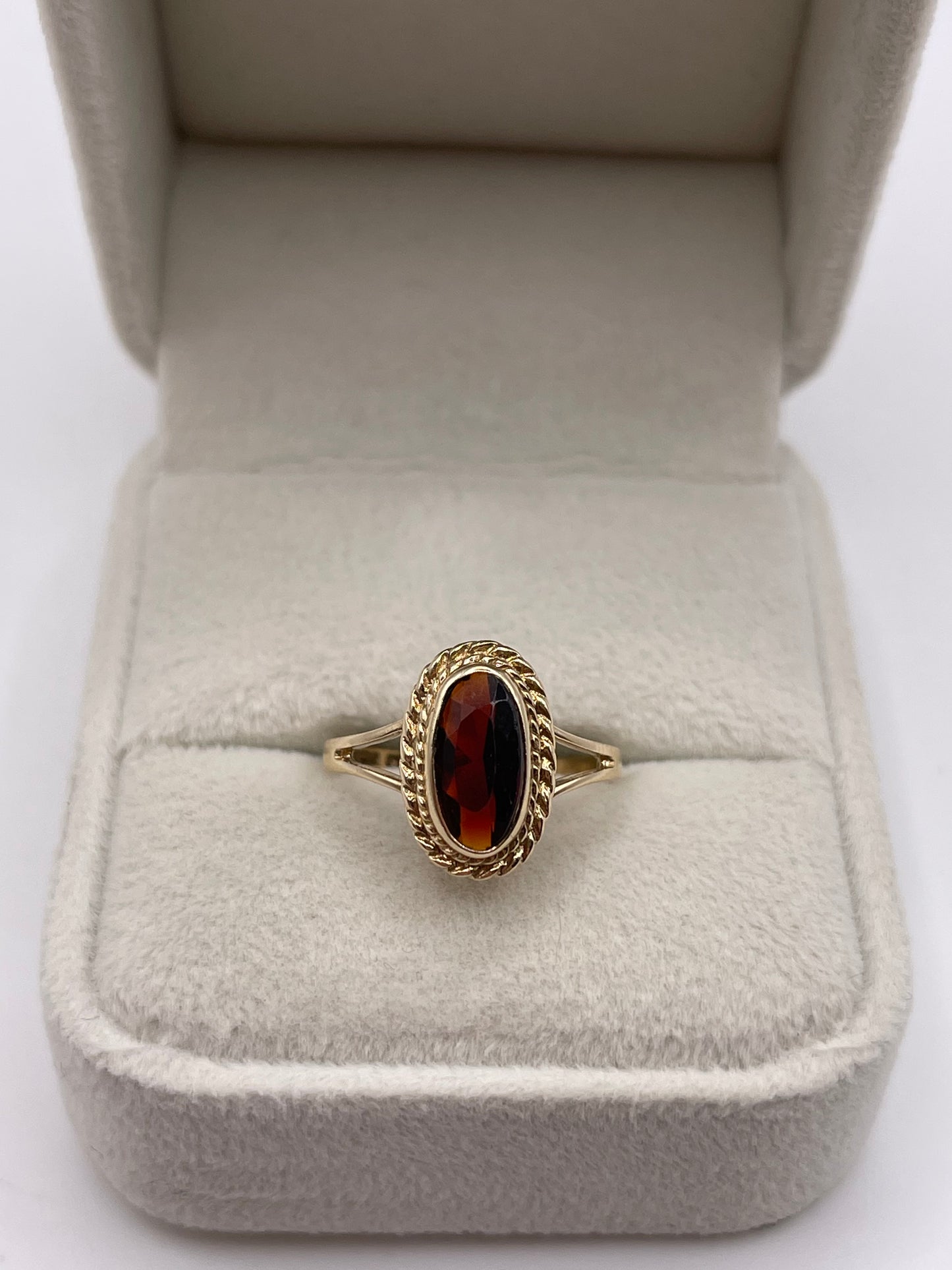 9ct gold garnet ring