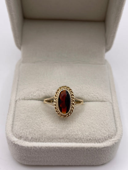 9ct gold garnet ring