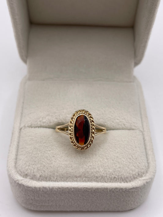 9ct gold garnet ring