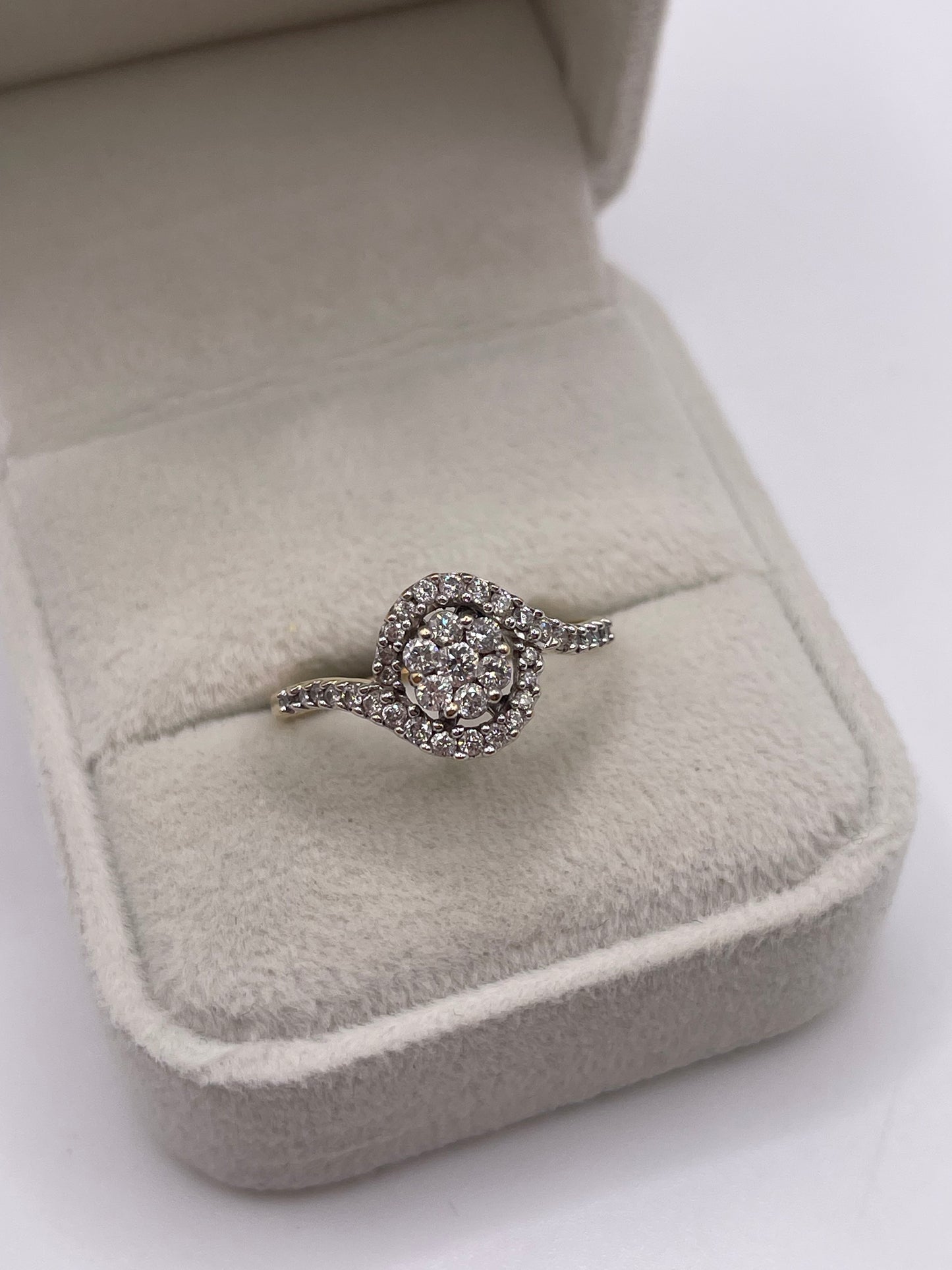 18ct gold diamond cluster ring