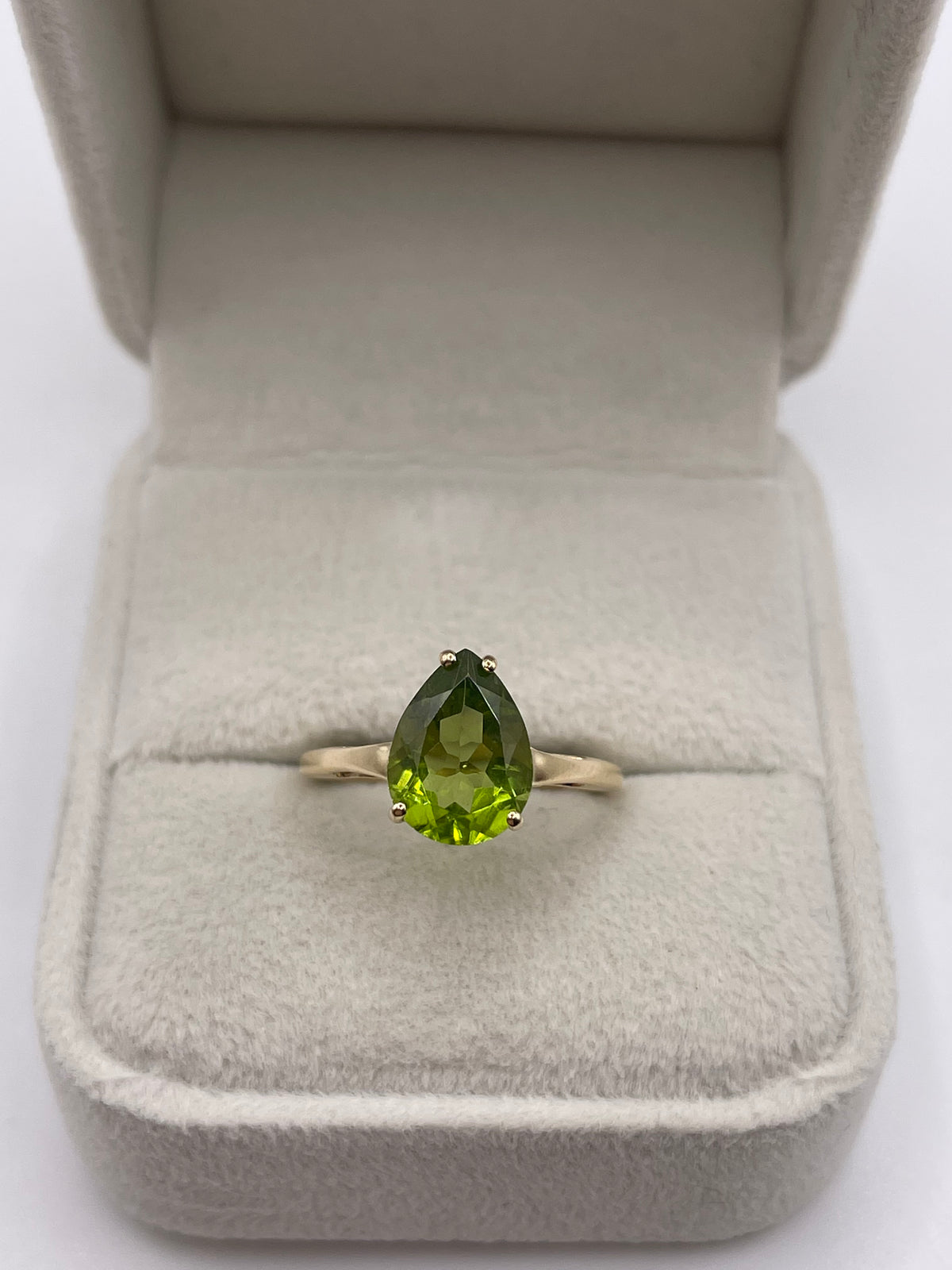 9ct gold peridot ring