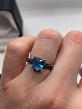 Load image into Gallery viewer, 9ct gold blue and pink topaz ring
