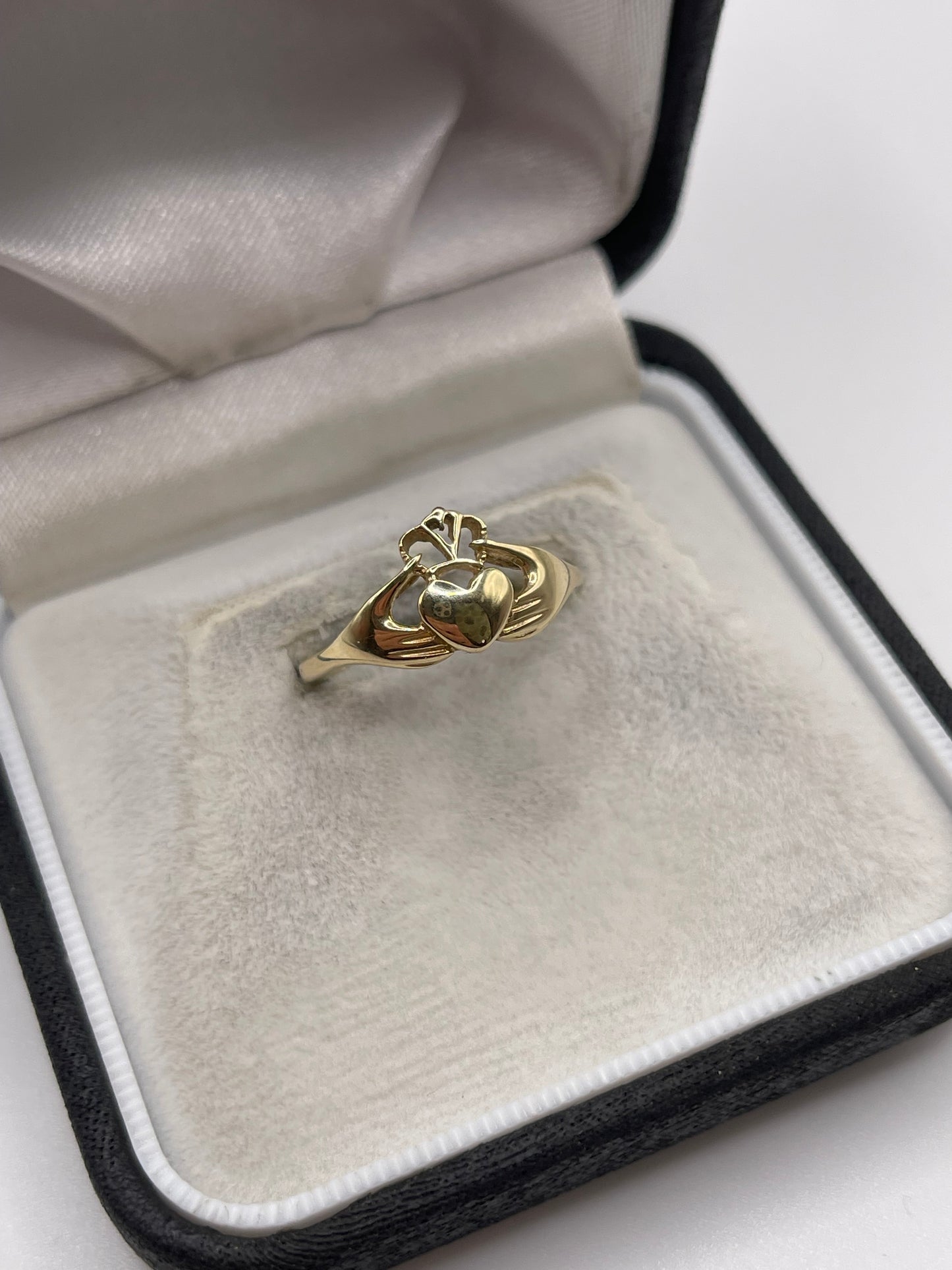 9ct gold claddagh ring