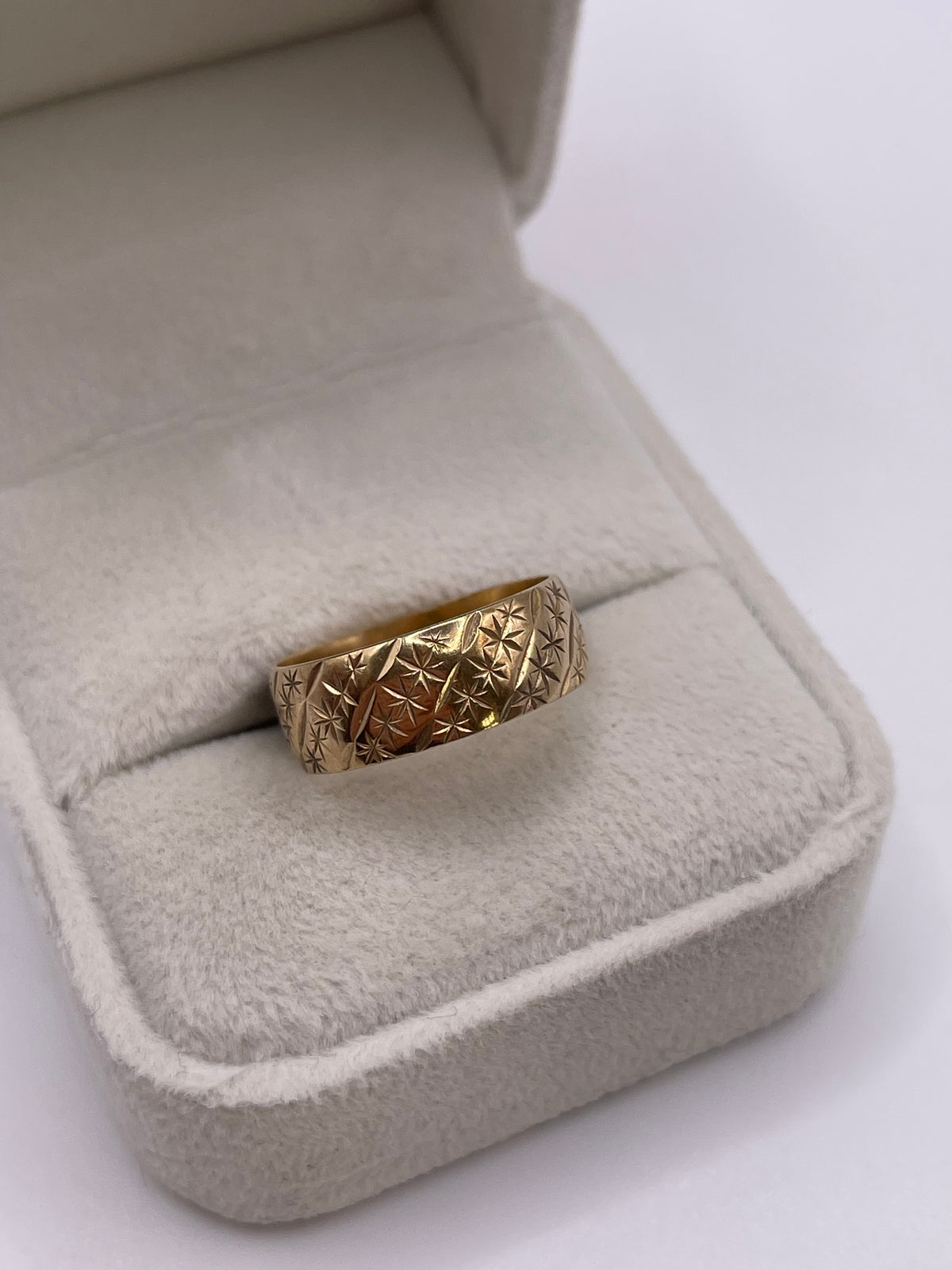 9ct gold patterned band