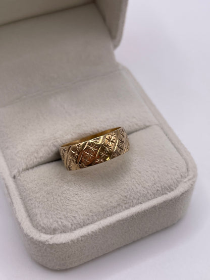 9ct gold patterned band
