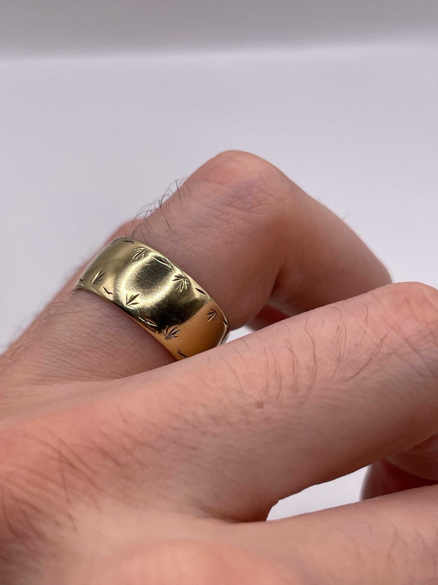 9ct gold patterned band