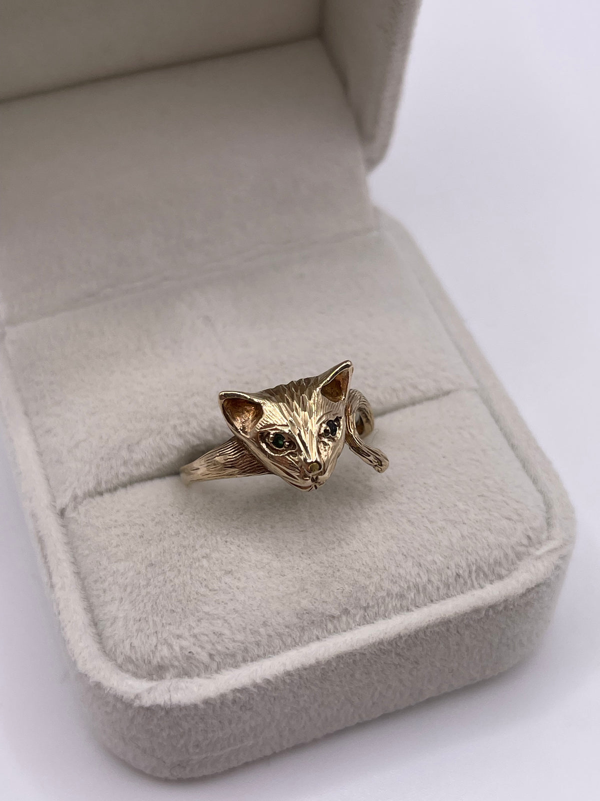 9ct gold emerald cat ring