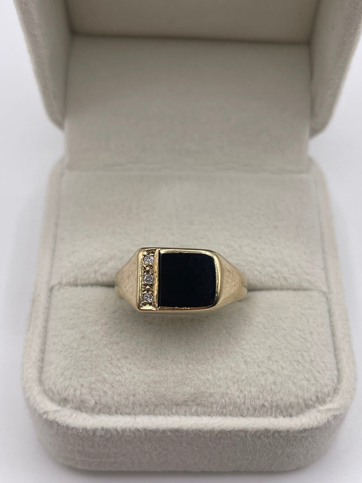 9ct gold onyx and diamond ring