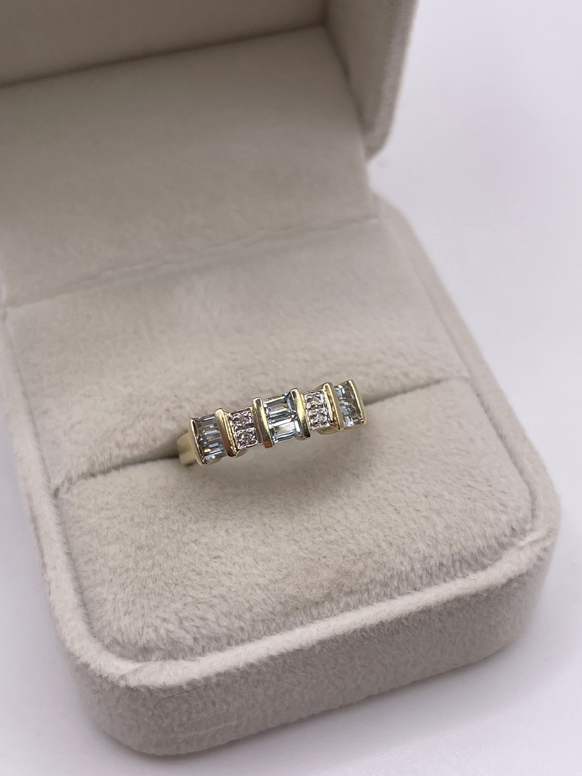 9ct gold aquamarine and diamond ring