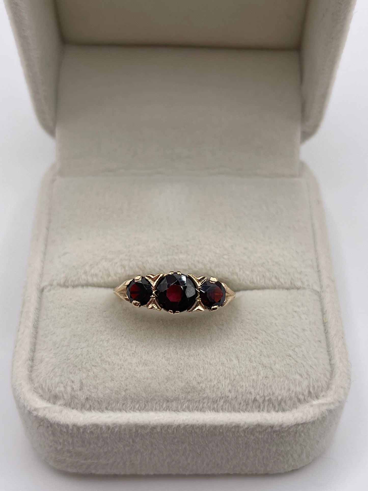 9ct gold garnet ring