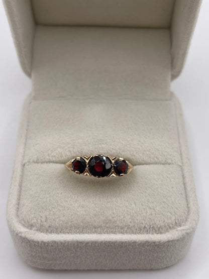 9ct gold garnet ring