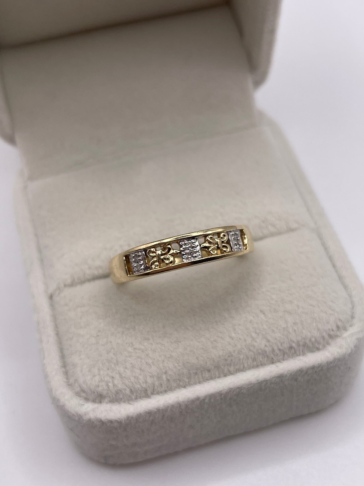 9ct gold diamond ring