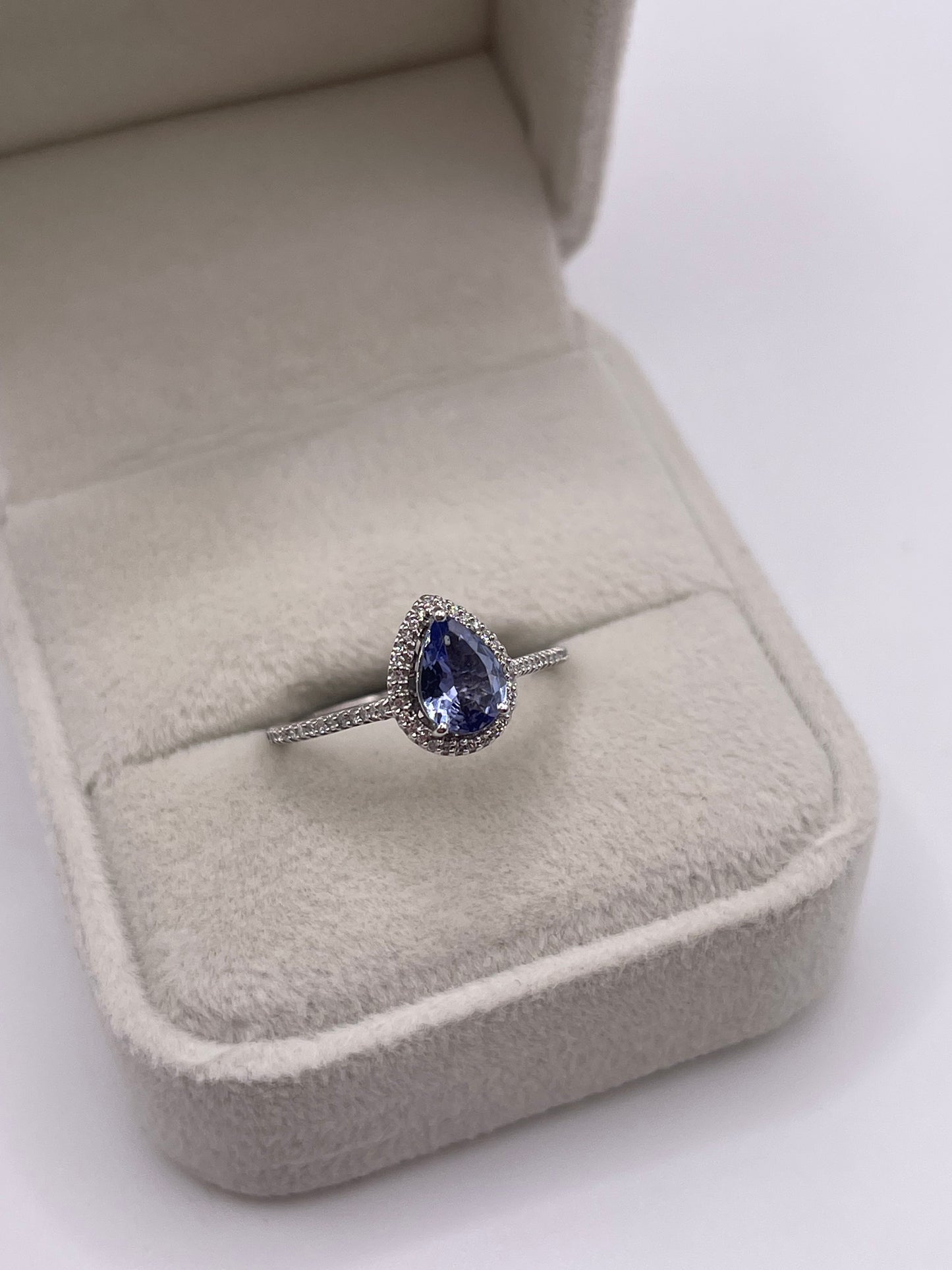 9ct white gold tanzanite and diamond ring