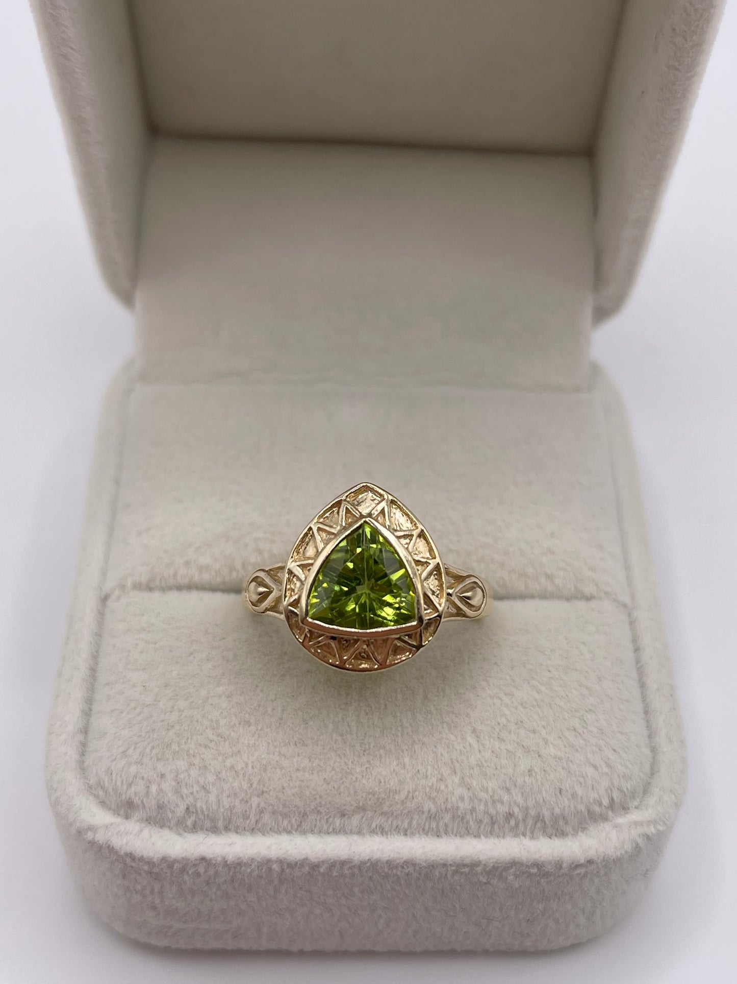 9ct gold peridot ring