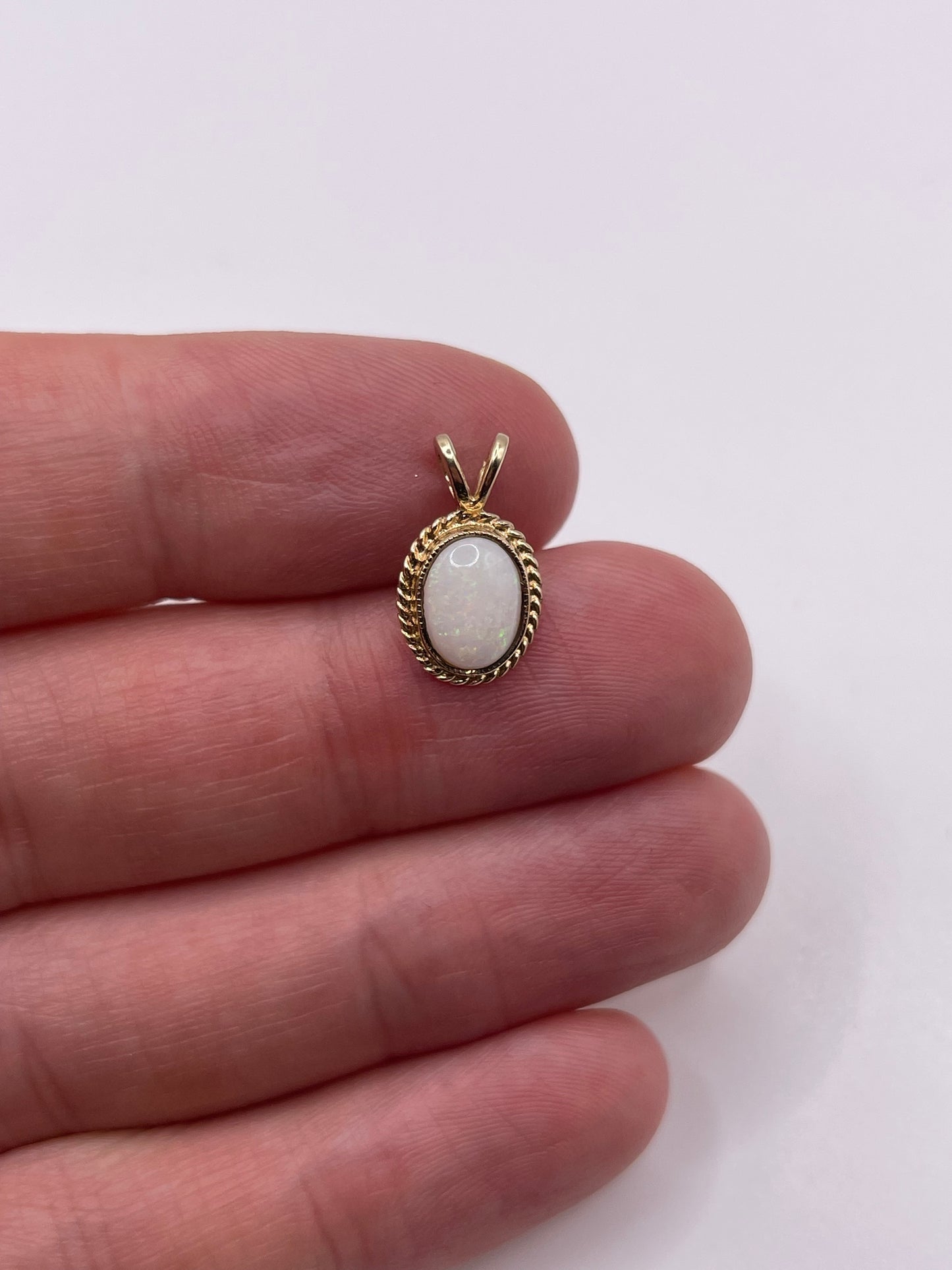 9ct gold opal pendant