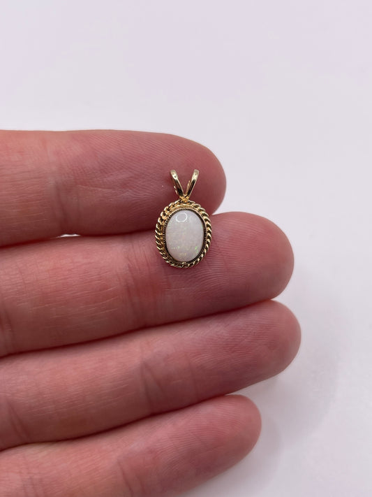 9ct gold opal pendant