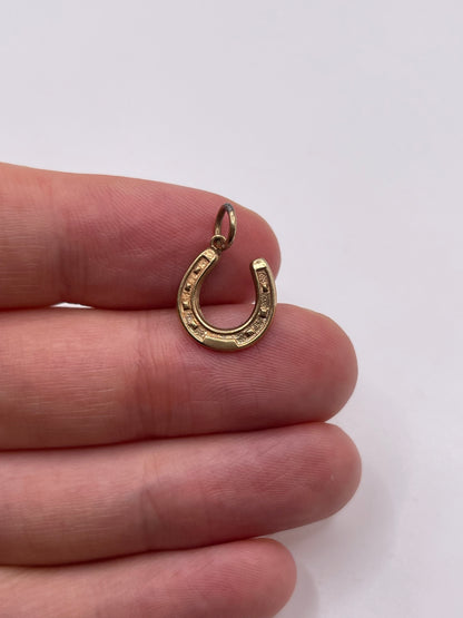 9ct gold horseshoe pendant