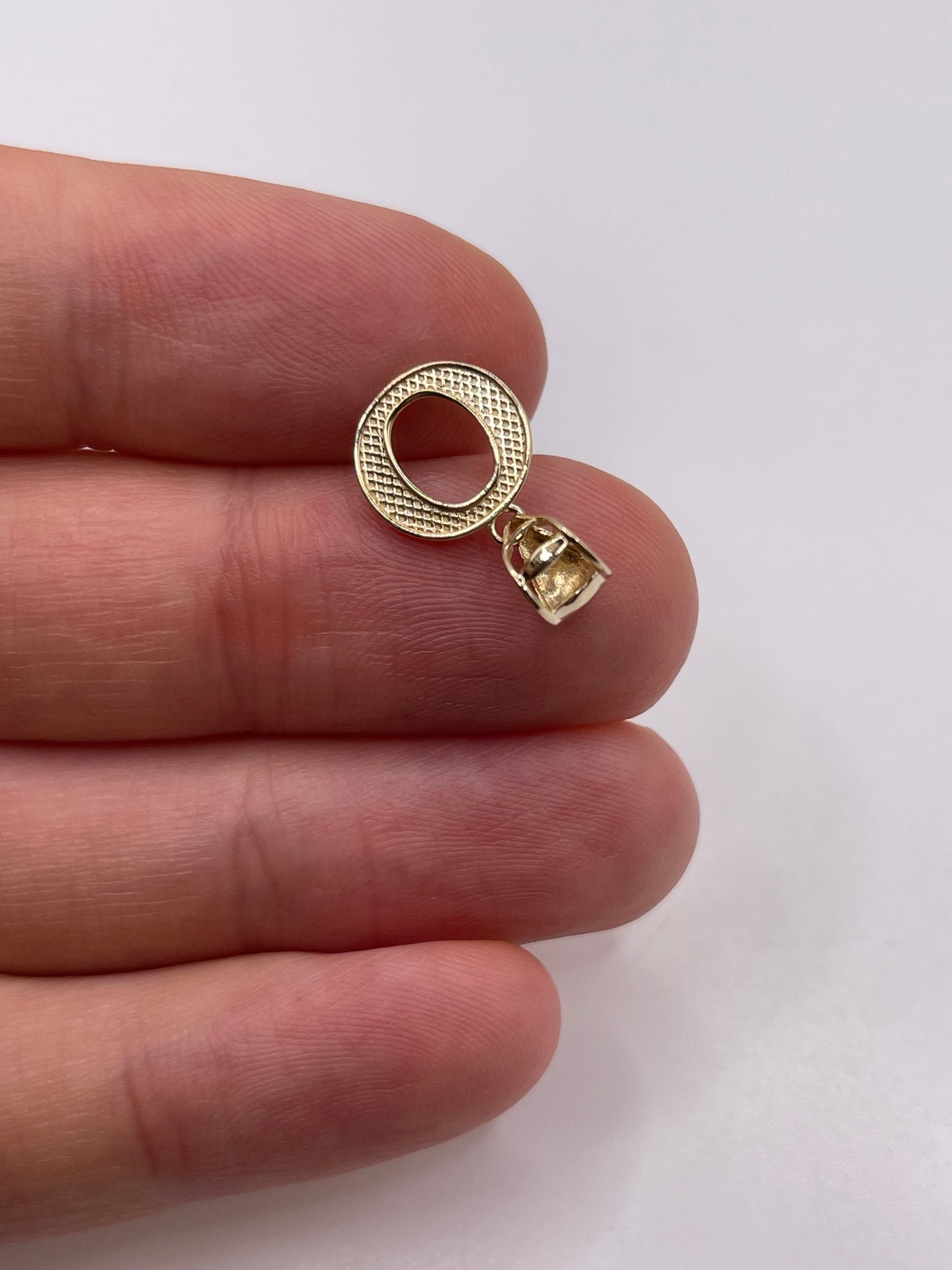 9ct gold initial O pendant