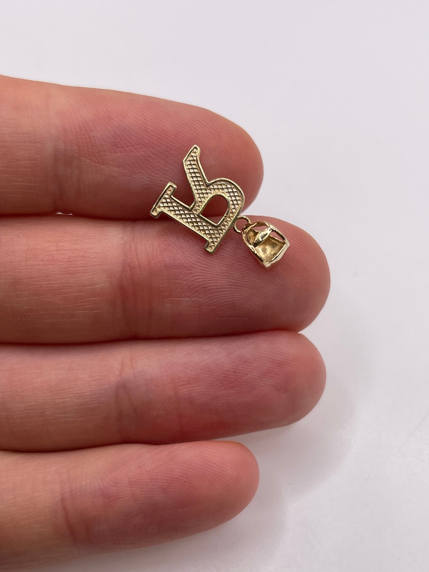 9ct gold initial R pendant