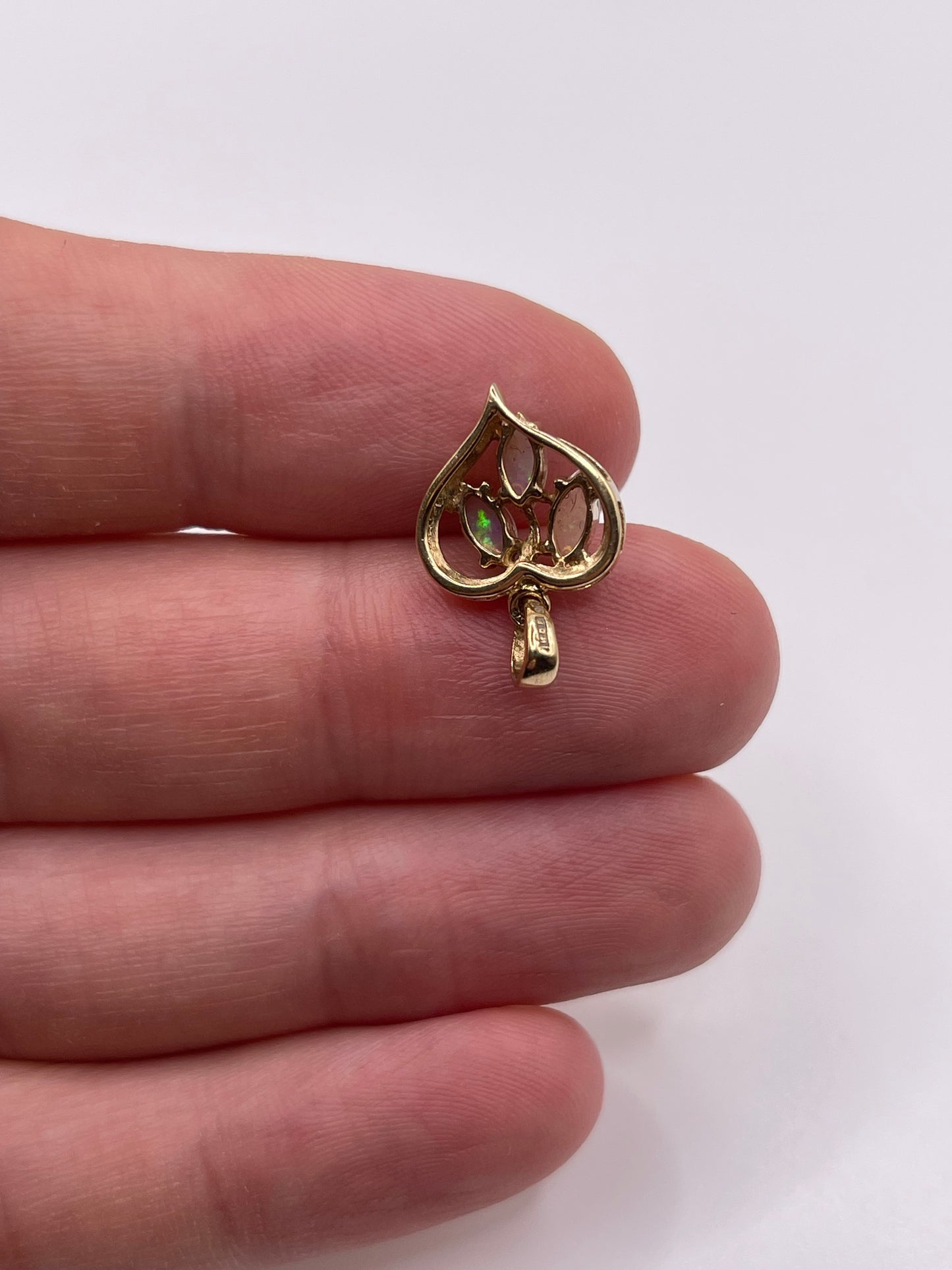 9ct gold opal pendant