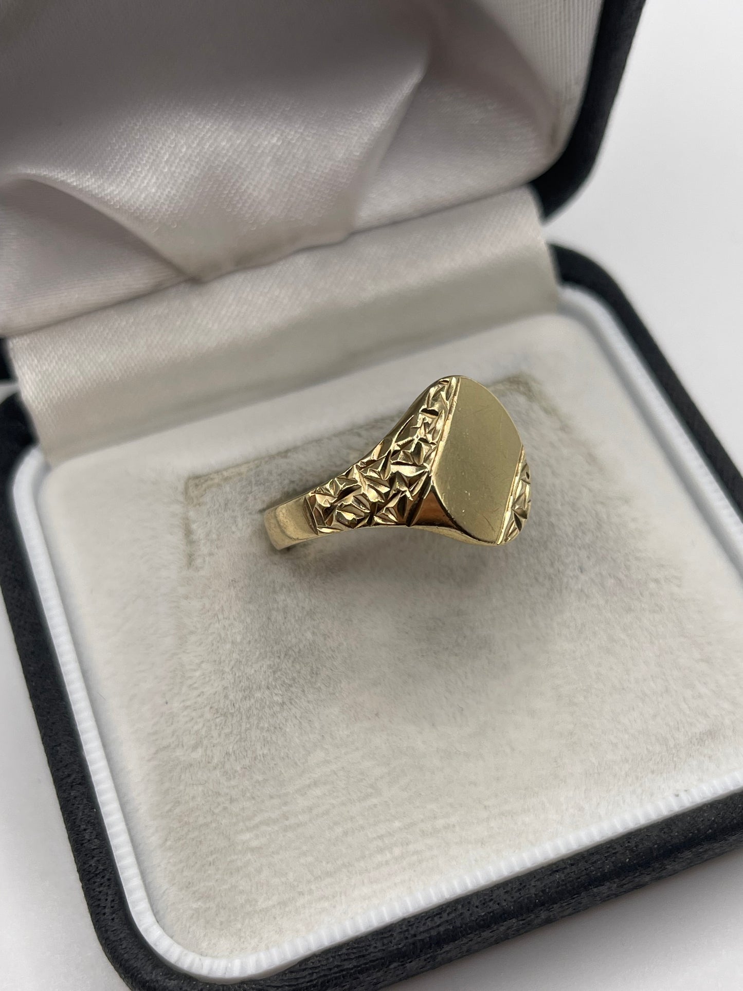 Heavy 9ct gold signet ring