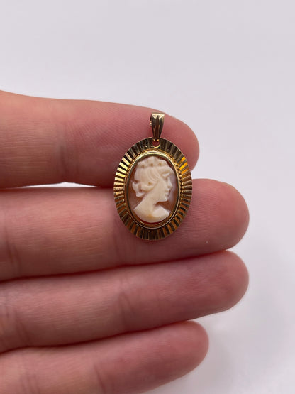 9ct gold cameo pendant