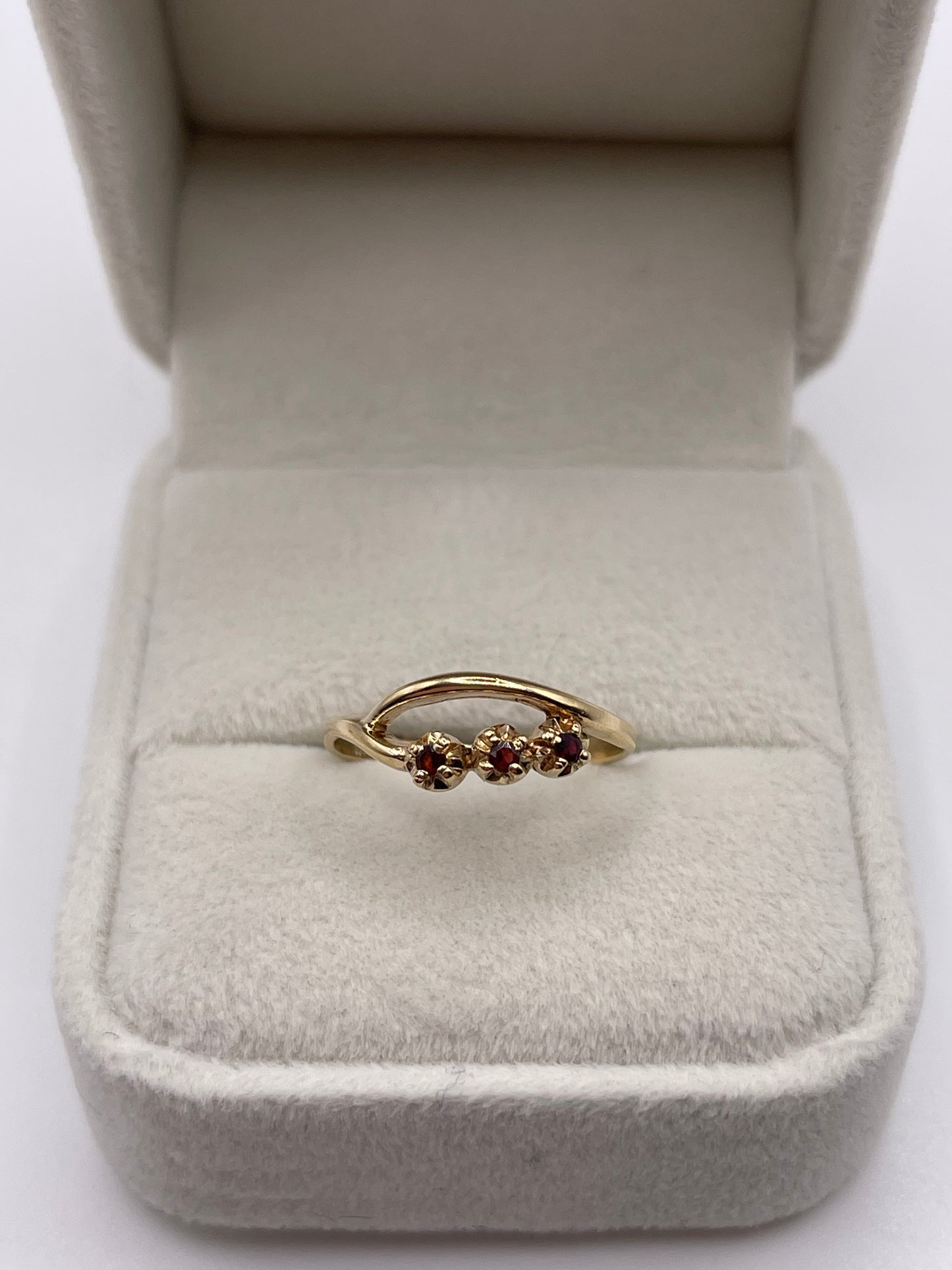 9ct gold garnet ring