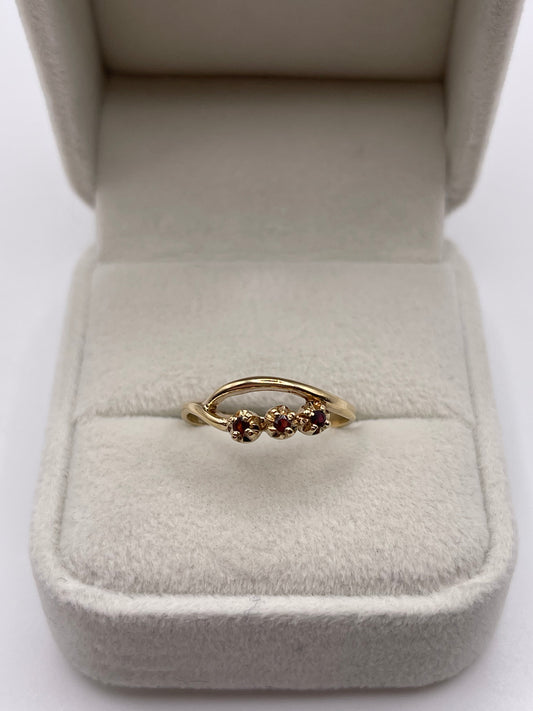 9ct gold garnet ring