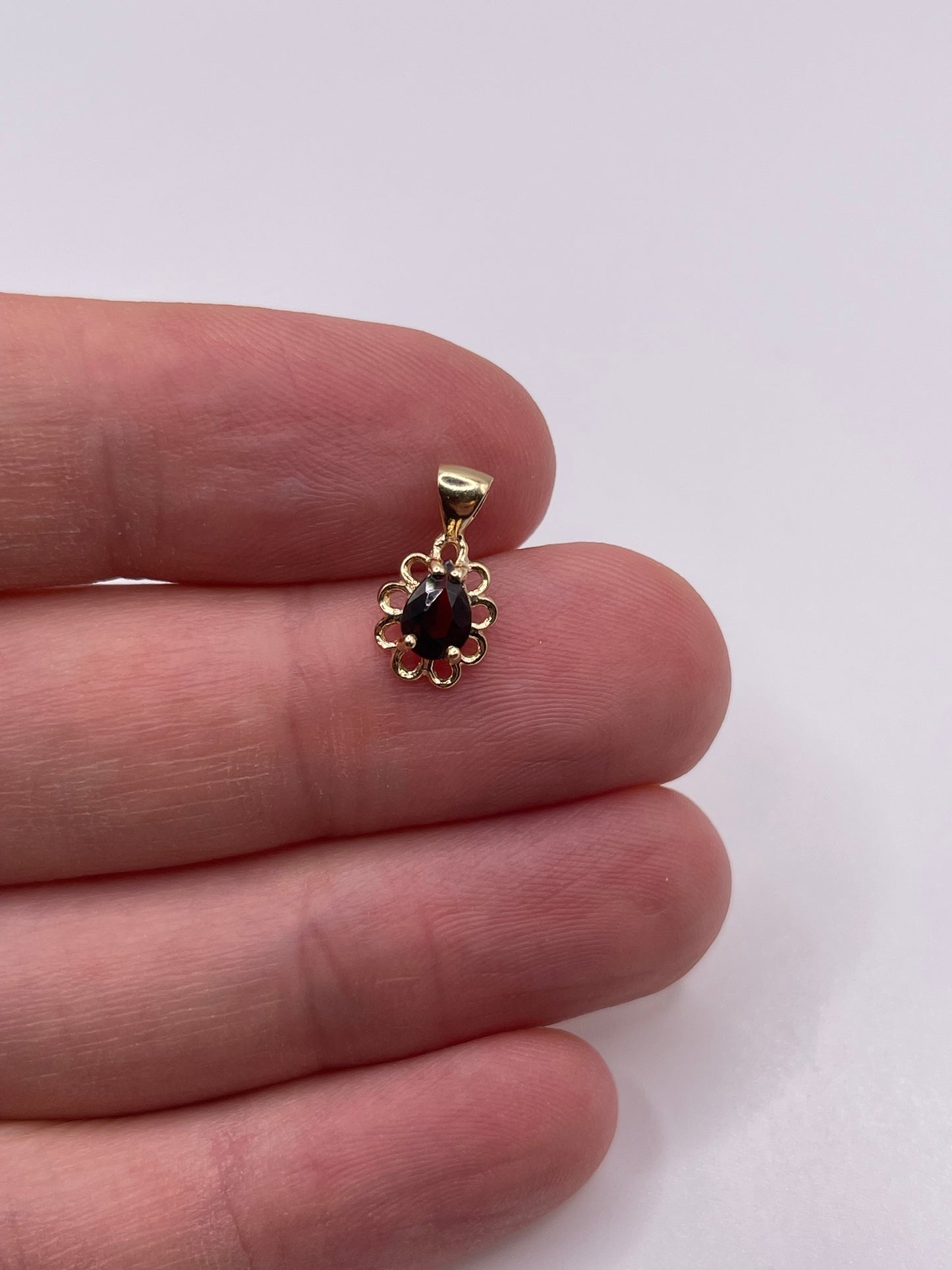 9ct gold garnet pendant