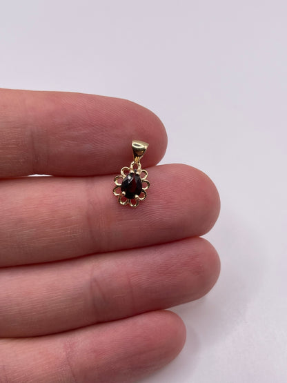 9ct gold garnet pendant