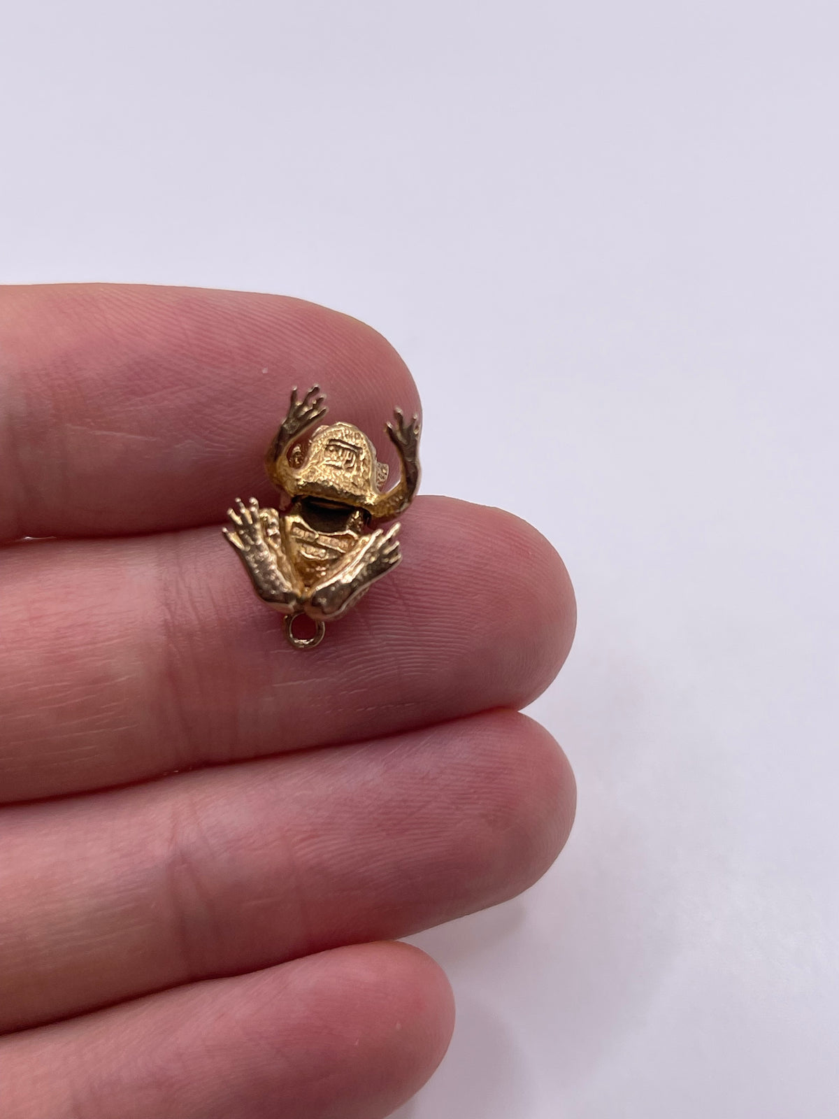 9ct gold emerald frog charm