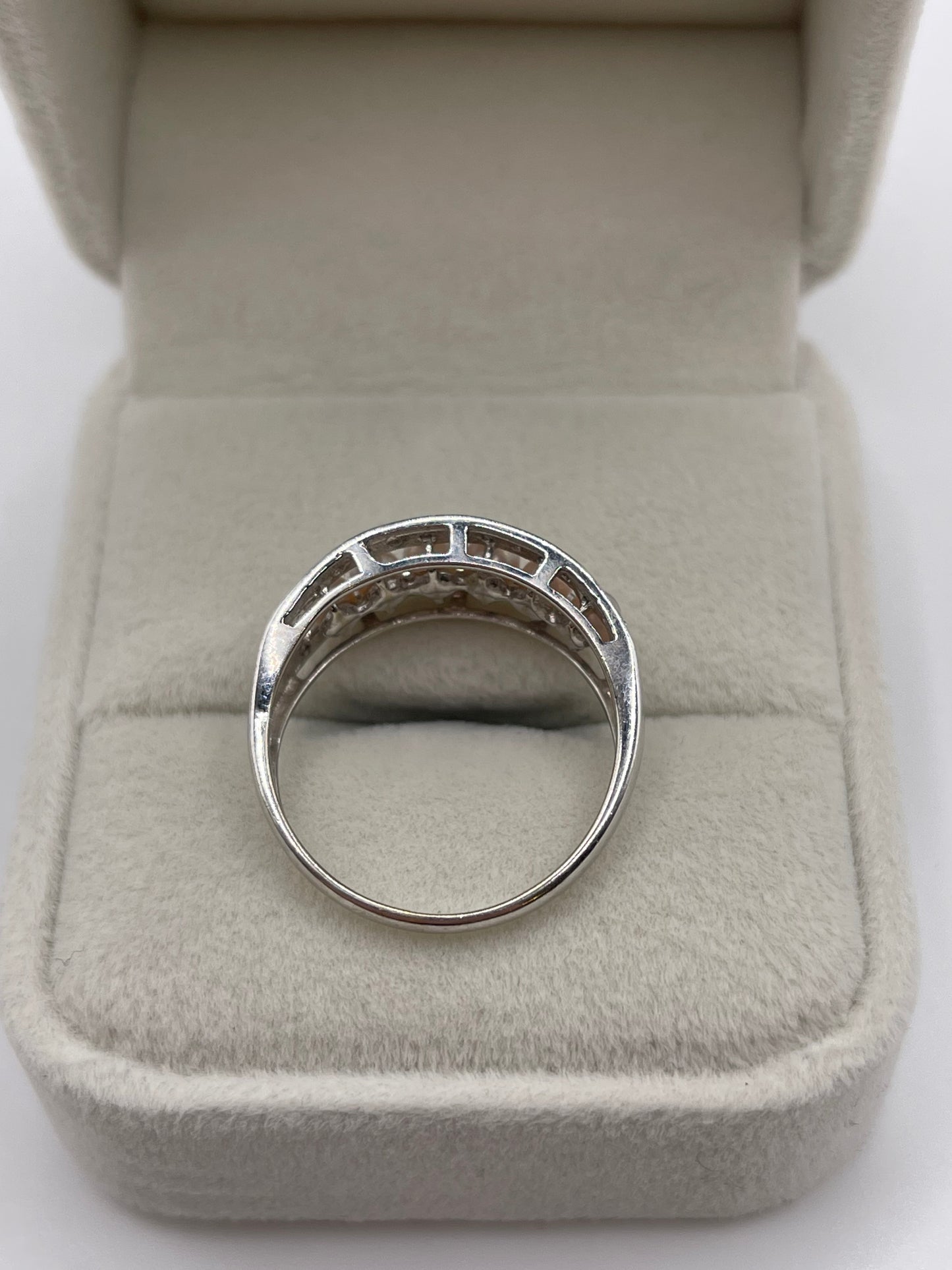 9ct white gold pearl and diamond ring