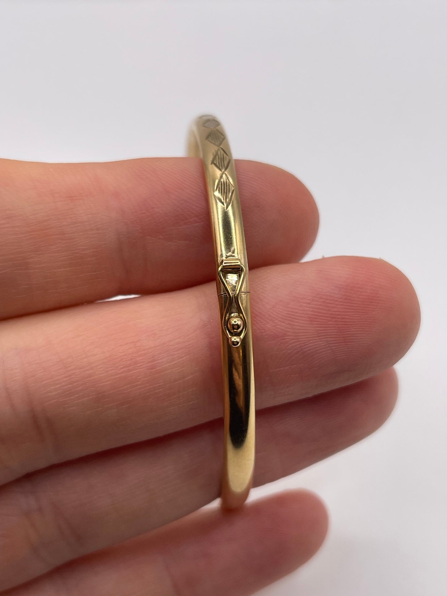 9ct gold bangle