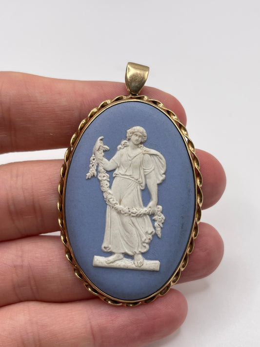 9ct gold Wedgwood pendant