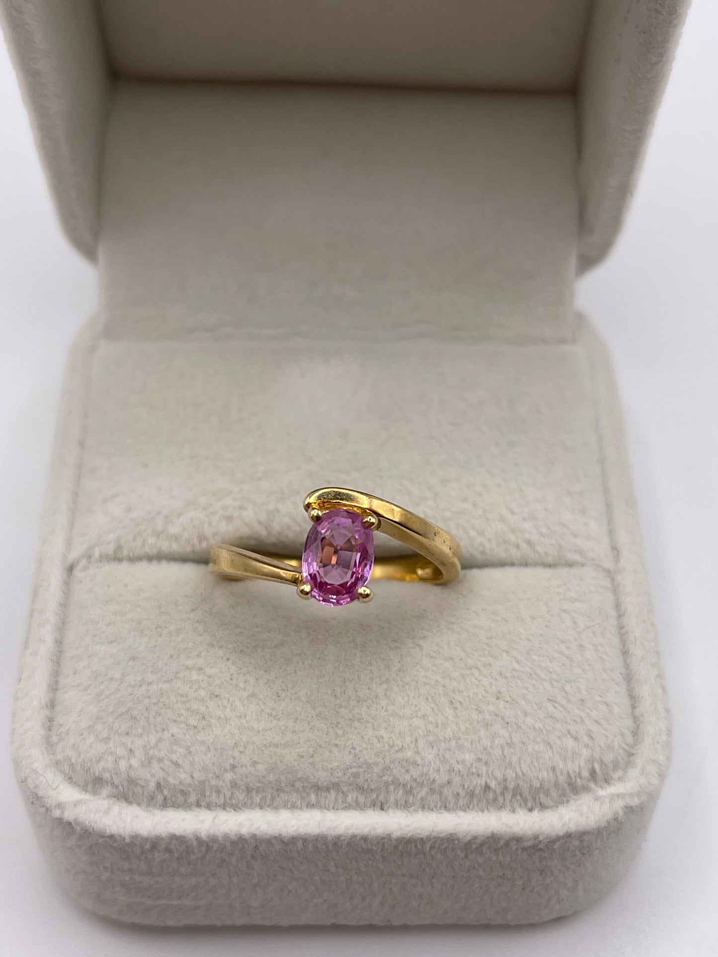 18ct gold pink sapphire ring