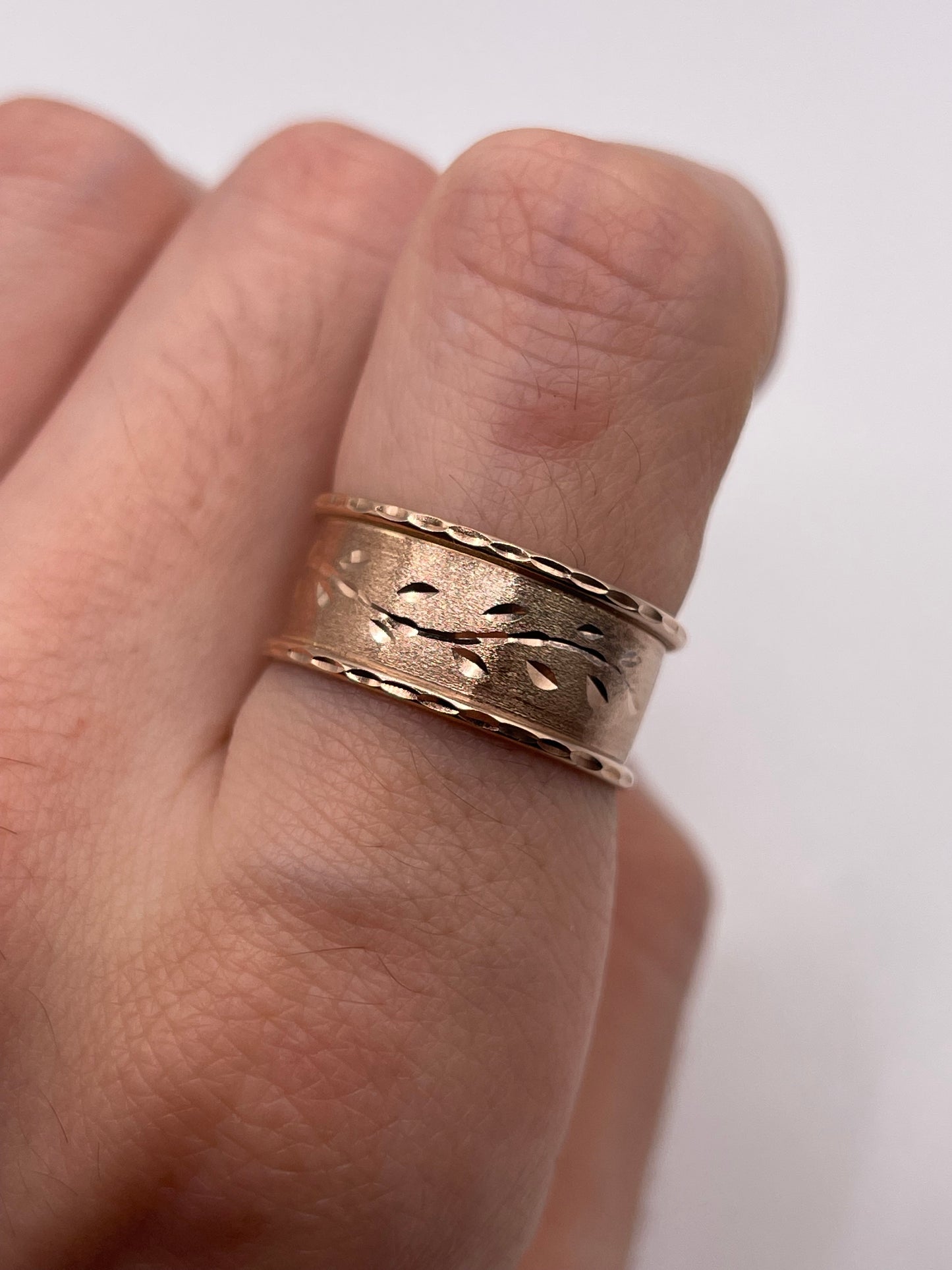 9ct rose gold patterned band